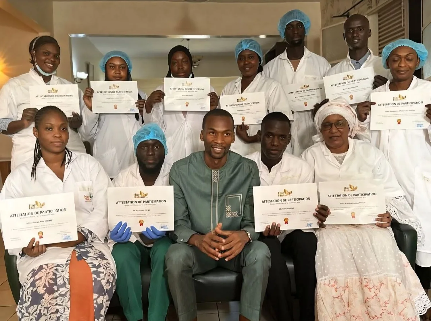 Une promotion de participants avec leur attestation